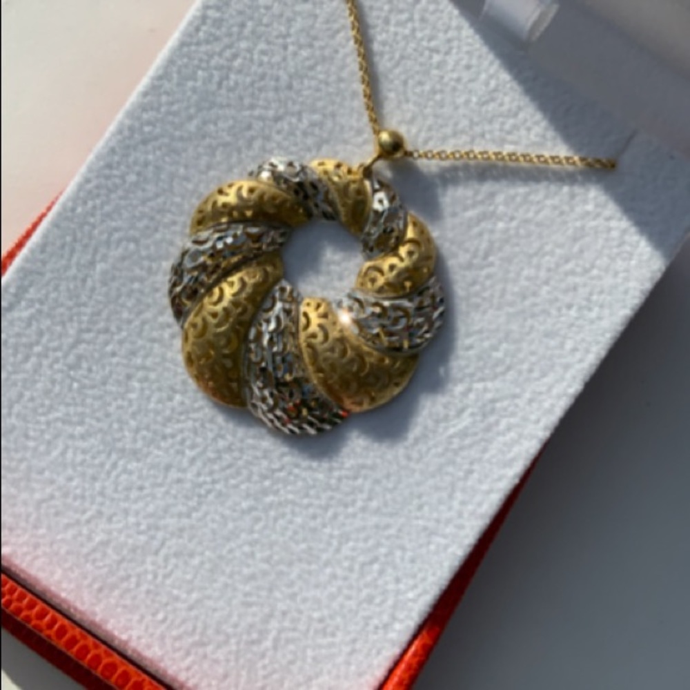 White and yellow gold pendant with necklace